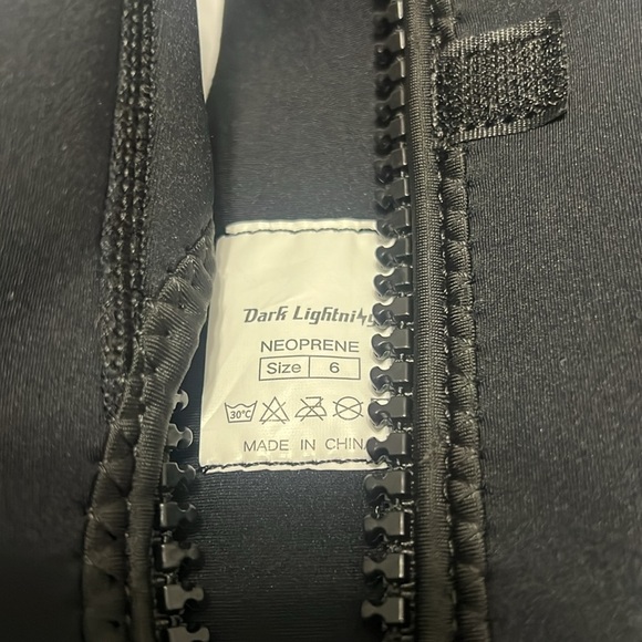 Dark Lighting Kids Wetsuit for Boys and Girls, size 6 - Picture 4 of 8